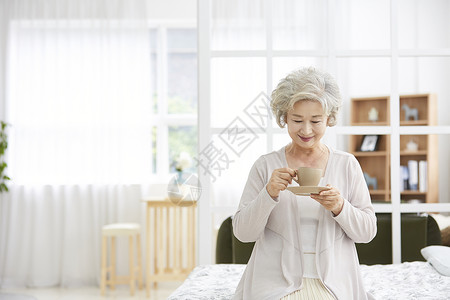 特写镜头亚洲人咖啡杯生活女人老人韩国人图片