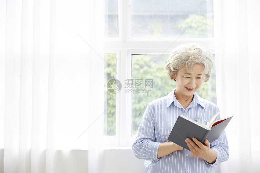 盯着看迷笛建筑生活女人老人韩国人图片