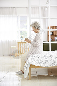 床阅读书架在内全身放松生活女人老人韩国人背景