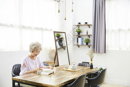 超时成人客厅生活女人老人韩国人书高清图片素材