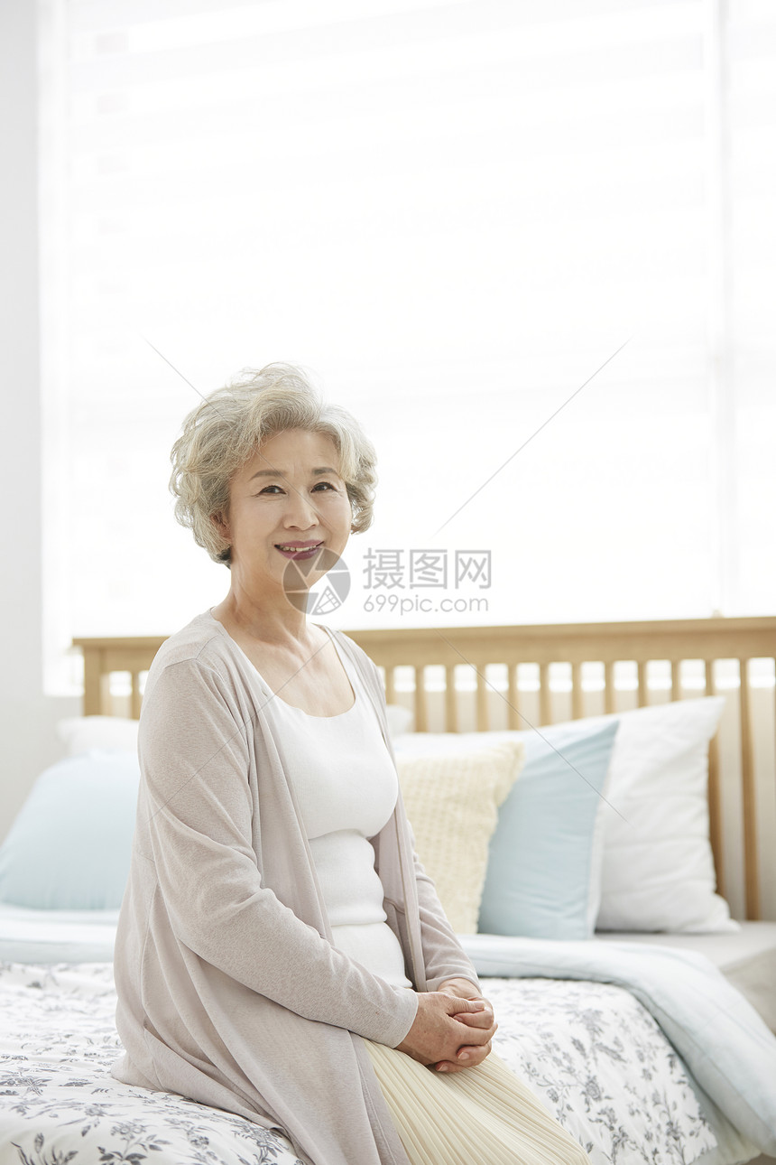 床负责人上身生活女人老人韩国人图片