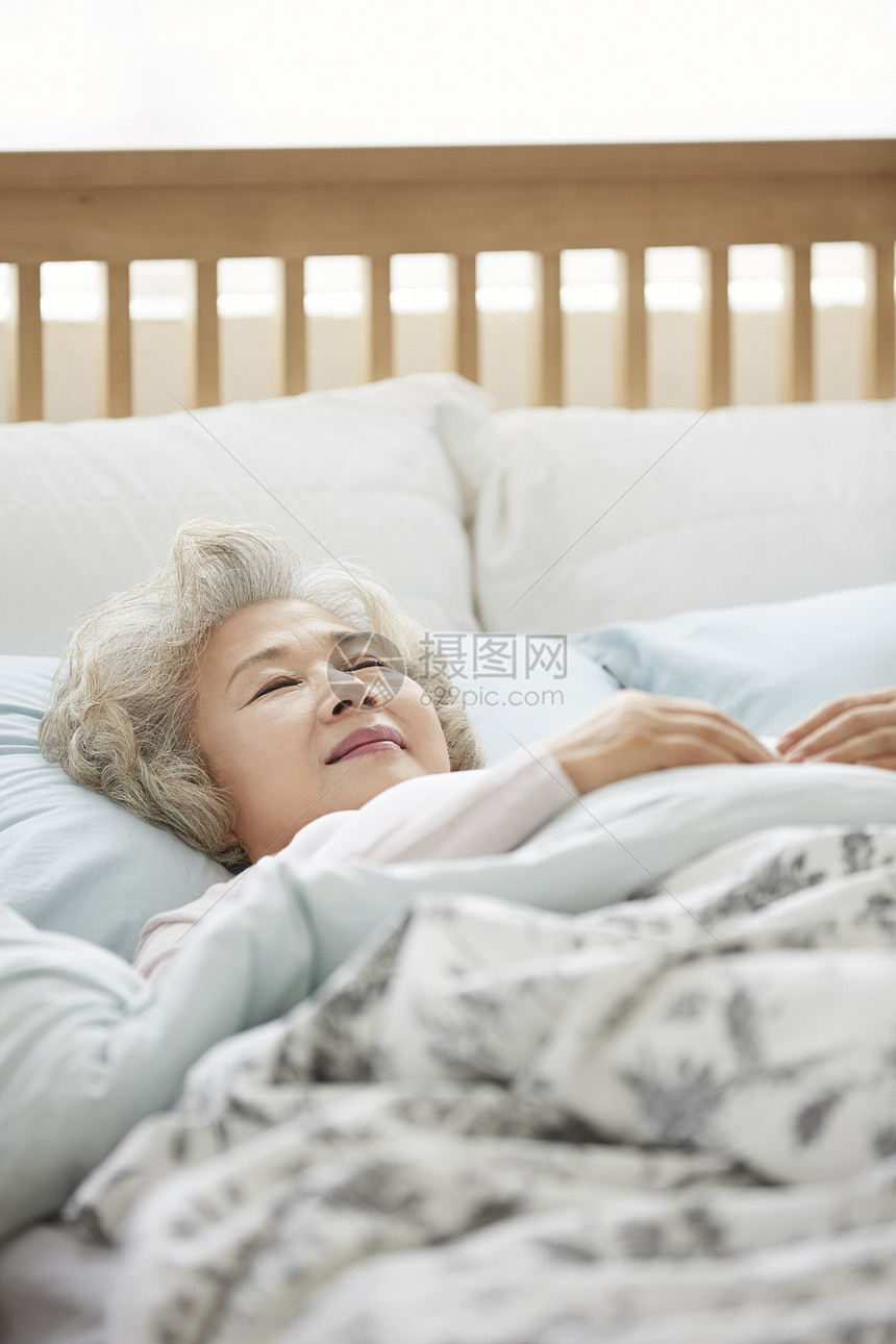 在内卧室上身生活女人老人韩国人图片