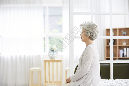 白发清醒清醒书架生活女人老人韩国人图片