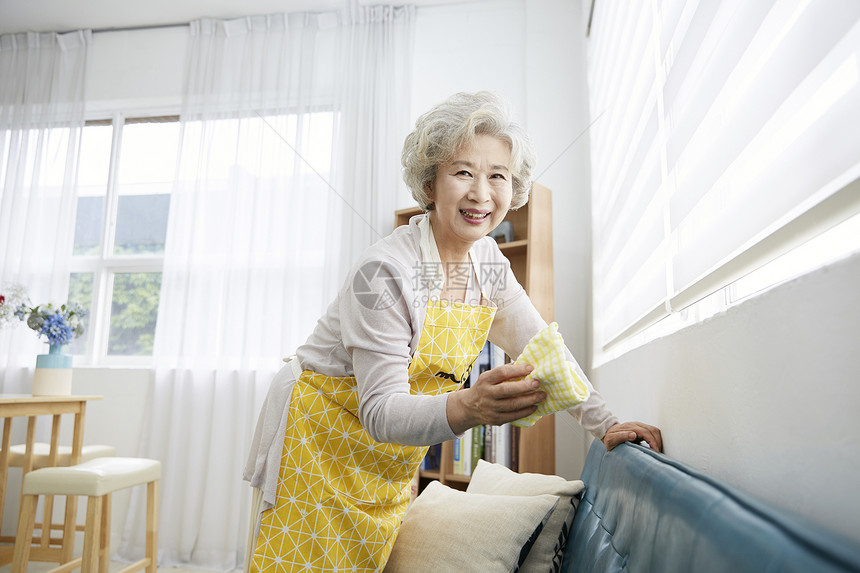 拖把表示桌子生活女人老人韩国人图片