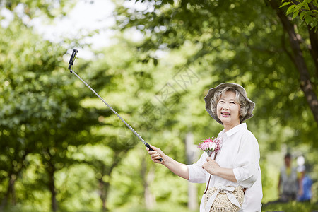 坐自拍杆判断生活女人老人韩国人图片