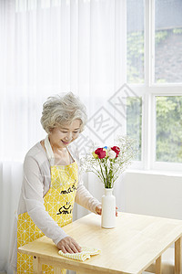 分庭律师打扫窗帘生活女人老人韩国人图片