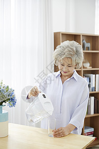水壶花瓶白发生活女人老人韩国人图片