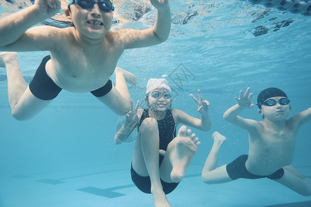 享受自我浸水中孩子们喜欢游泳图片