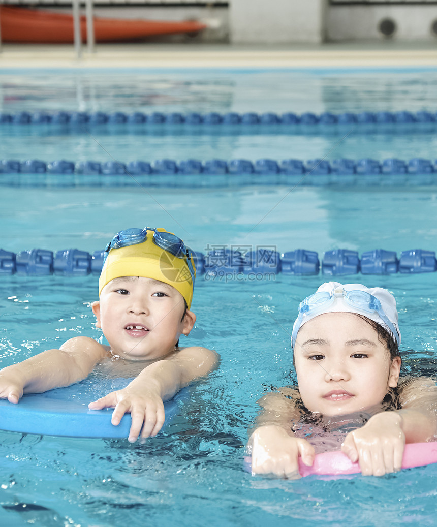教练在游泳馆里教小朋友游泳图片