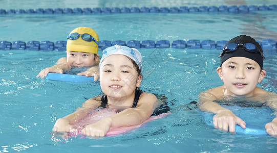 老师在游泳馆里教小朋友学游泳背景图片