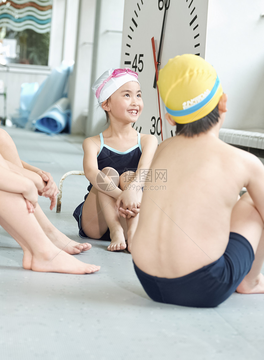 老师在游泳馆里教小朋友学游泳图片
