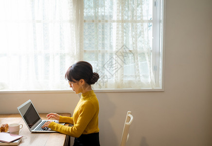 居家办公的女性形象图片