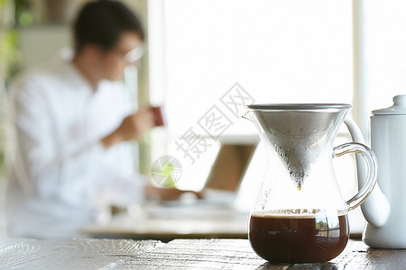 煮咖啡的男性喝酒高清图片素材