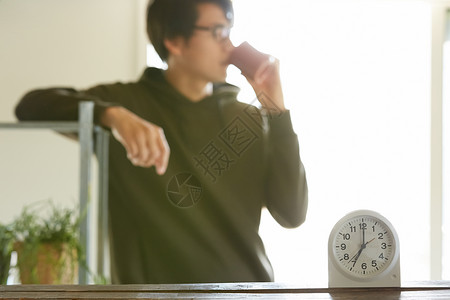 早起喝水的男性图片