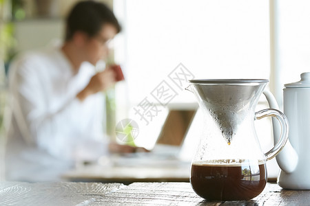 用电脑的男子喝咖啡的时光进餐高清图片素材