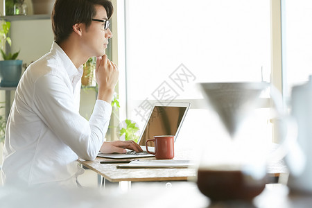 用电脑的男子喝咖啡的时光下午茶时间高清图片素材