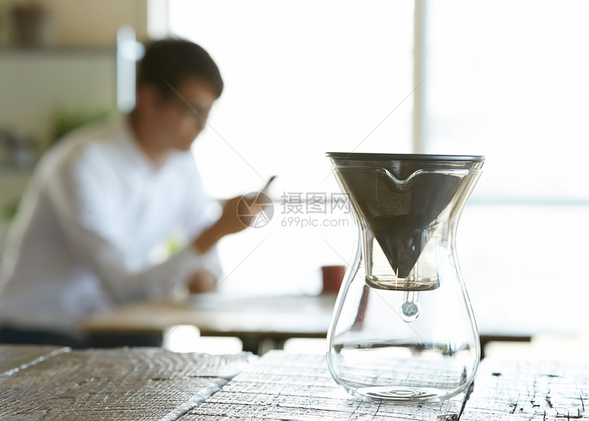 智能手机窗边文稿空间男生活方式茶时间图片