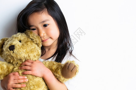 抱着小熊娃娃的小女孩图片