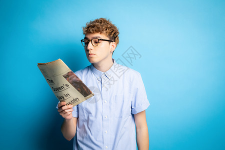 阅读报纸的年轻男孩英俊男人高清图片素材