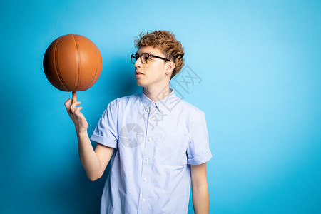 篮球空白素材手指篮球的年轻人背景