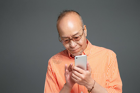 学习智能手机的老年人图片