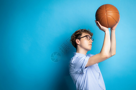 篮球空白素材蓝色背景的外国人投篮球背景