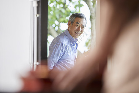 退休后休闲的老年男人住房高清图片素材