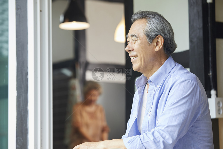 退休后休闲的老年男人图片