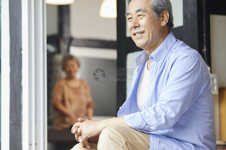 退休后休闲的老年男人图片