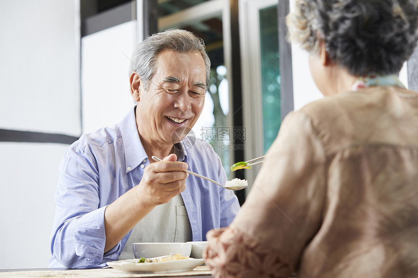 老年夫妇居家吃饭图片