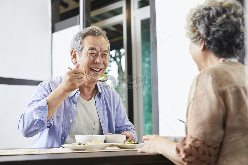 老年夫妇居家吃饭图片