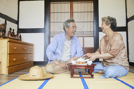 老年夫妇居家喝茶聊天图片