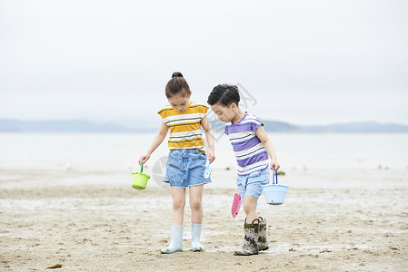 儿童在海边玩耍成年女子高清图片素材