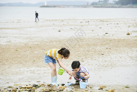 儿童在海边玩耍微笑高清图片素材