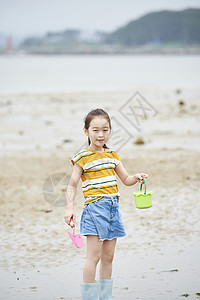 儿童在海边玩耍生活高清图片素材