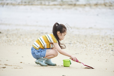 儿童在海边玩耍玩具高清图片素材