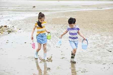 儿童在海边玩耍成年女子高清图片素材