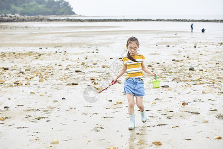 儿童在海边玩耍夏天高清图片素材