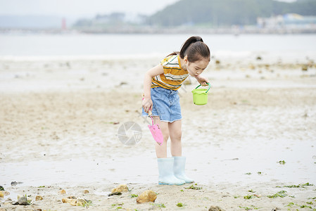 儿童在海边玩耍笑高清图片素材