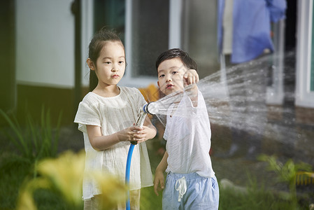 花园里玩耍的小孩图片