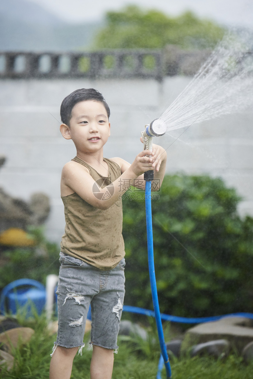 在庭院生活玩耍的小孩图片