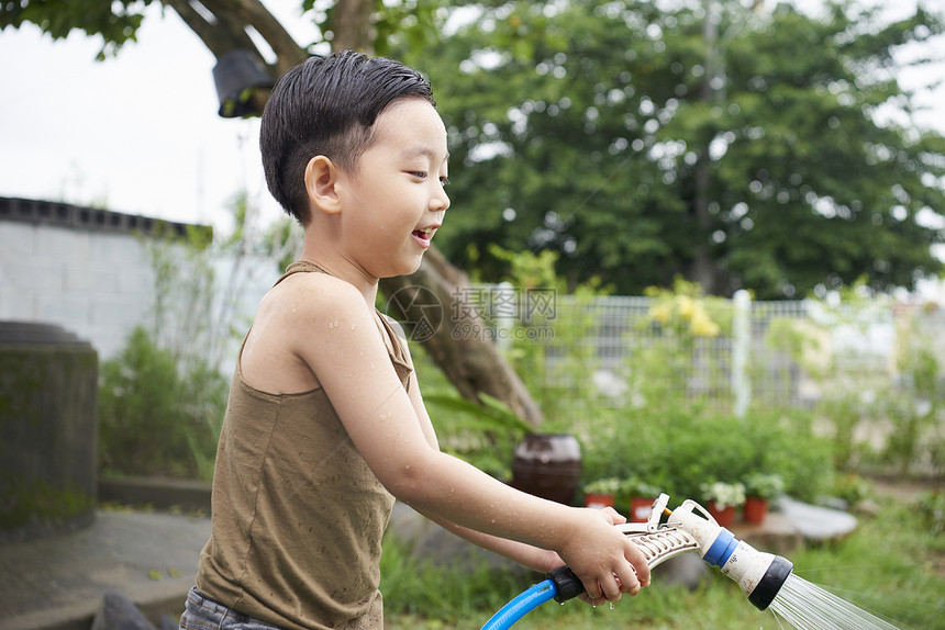 在庭院生活玩耍的小孩图片