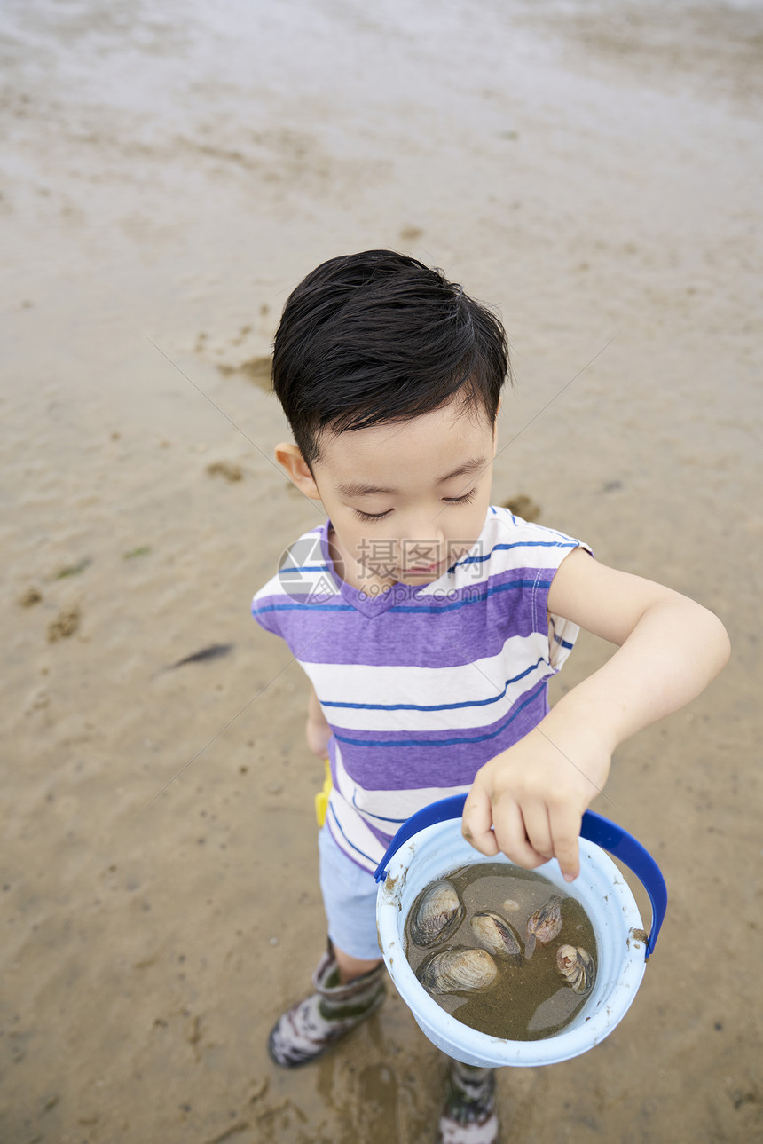 在海边捡石子的小孩图片