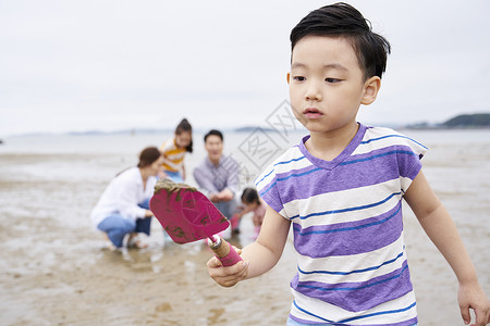 在海边捡石子的小孩图片