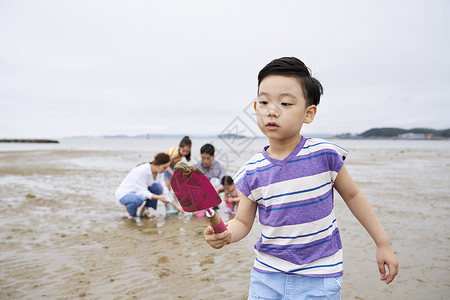 在海边沙滩玩耍的小孩图片