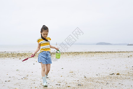 在海边捡蛤的小孩微笑高清图片素材