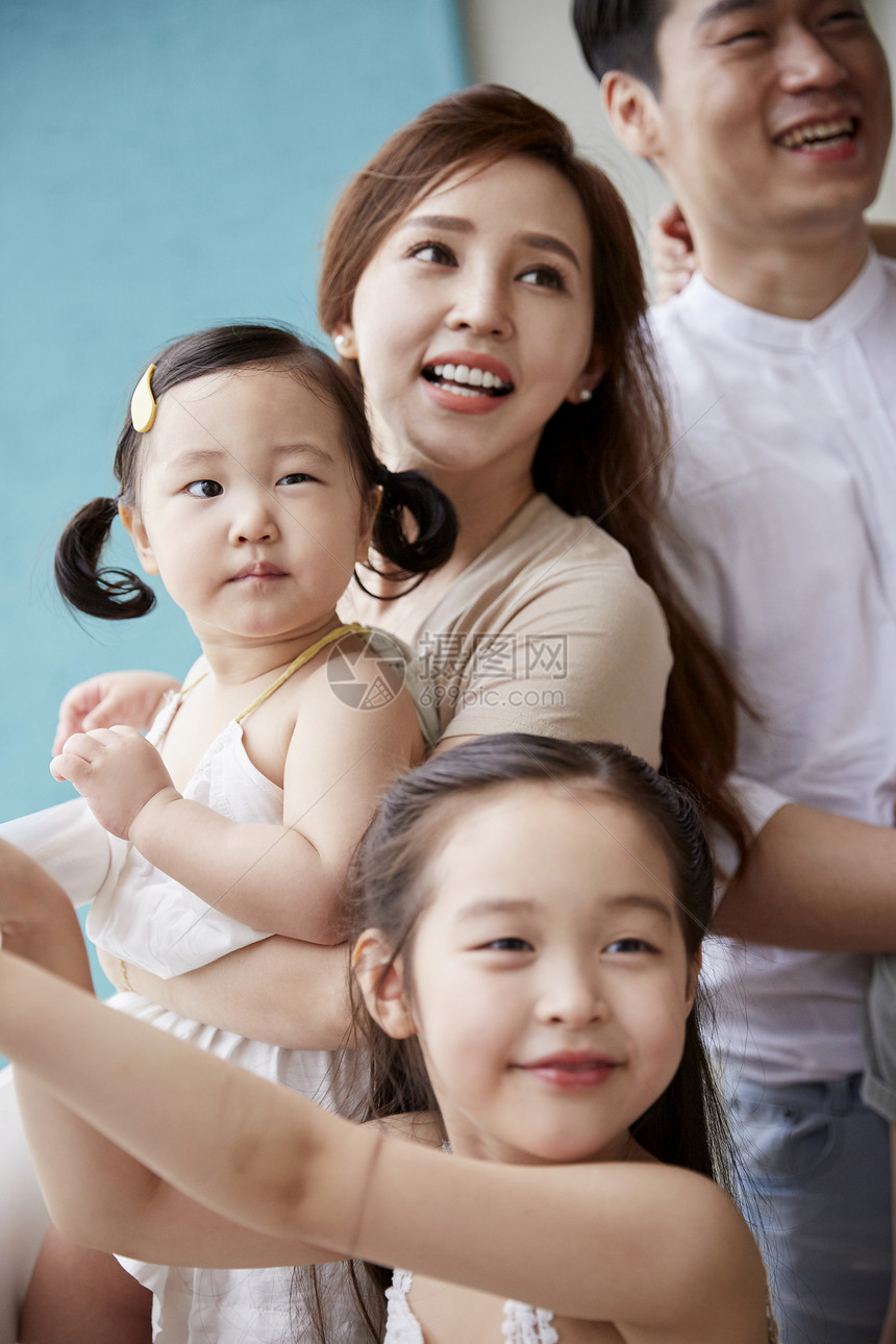 长途行走成人上身生活家庭韩国人图片