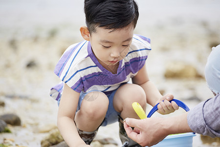在沙滩边玩耍的儿童海滩高清图片素材