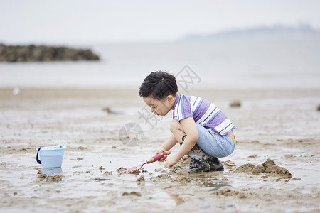 在沙滩边玩耍的儿童夏天高清图片素材