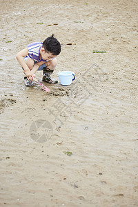 在沙滩边玩耍的儿童小孩高清图片素材